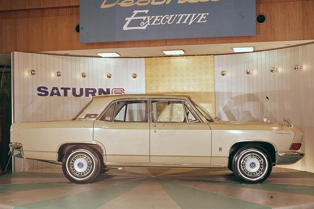画像: それまでの日本車にはなかったスタイル。リアのオーバーハングもかなり長かった。