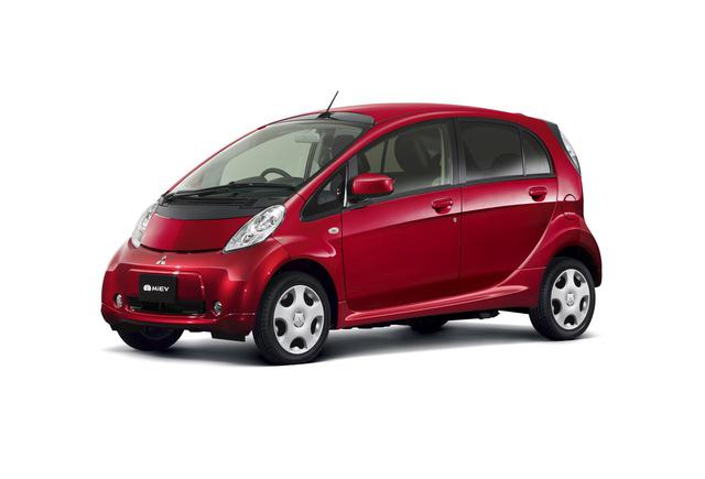 画像: 軽自動車のボディのミッドにモーターを搭載したi-MiEVが2009年、最初からEVとして製作されたリーフが2010年と続けて発売された。