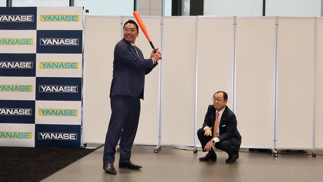 画像: 「2019ヤナセ・プロ野球MVP」授賞式恒例のバッティング・パフォーマンス。微笑ましいひとコマだ。