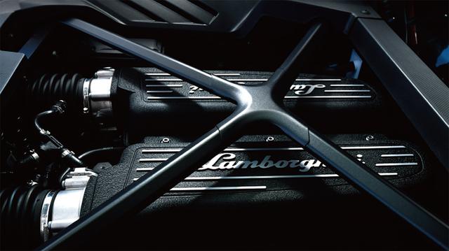 画像: 1422kgのボディを640psの心臓が加速させる。パワトレシオは2.22kg/psで、200km/hまで9秒しかかからない。