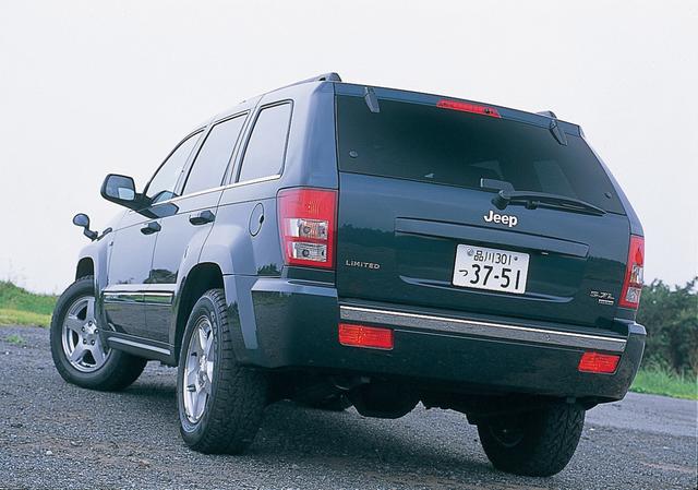 画像: 5.7L V8 HEMIエンジンを搭載するグランドチェロキー リミテッド5.7。ジープ最新の4WDシステム「クォドラドライブ」を採用、ジープの「ゴー・エニウェイ」を実践する。