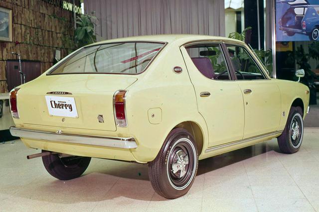 画像: セミファストバックだが、独立したトランクを持つ。1971年には3ドアクーペが追加された。