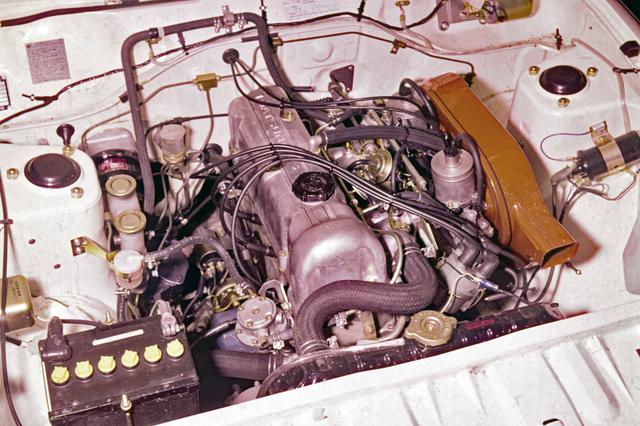 画像: 1.4Lとなって、エンジンはA型からL型へ。SUツインキャブ装着で95ps/12.2kgmを発生。