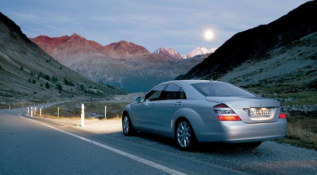 画像: S600。517ps&830Nmに増強されたV12ユニットは、0→100km/h加速4.6秒というスポーツカーも顔負けの加速を示す。S600のボディはロングとなり、足下は18インチをセットする。