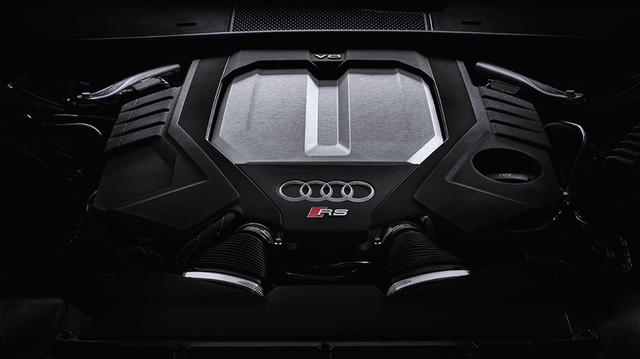 画像: アルミ製ボンネットの下には最高出力600ps、最大トルク800Nmの4L V8ツインターボエンジンが鎮座。