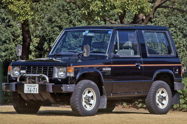 画像: 初代パジェロのデビュー当初はメタルトップも3ドアのみ。1986年に5ドアのミッドルーフが追加される。