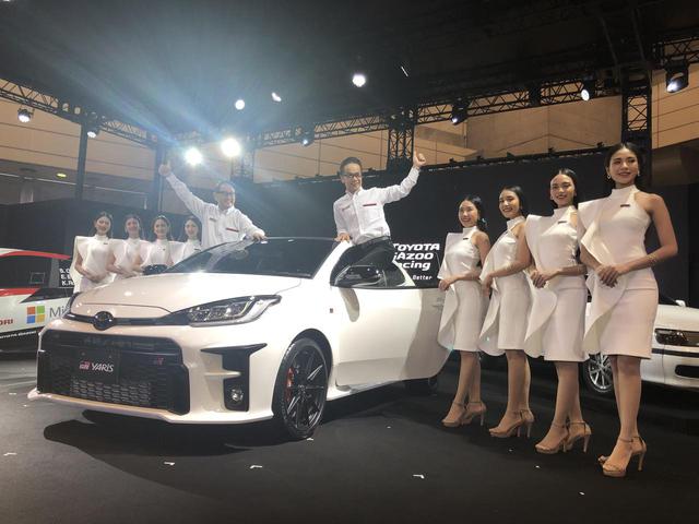 画像: 発表会で登場したGRヤリスと、そこに乗るトヨタの豊田章男社長(左)とGAZOO Racing Companyの友山 茂樹プレジデント(右)。