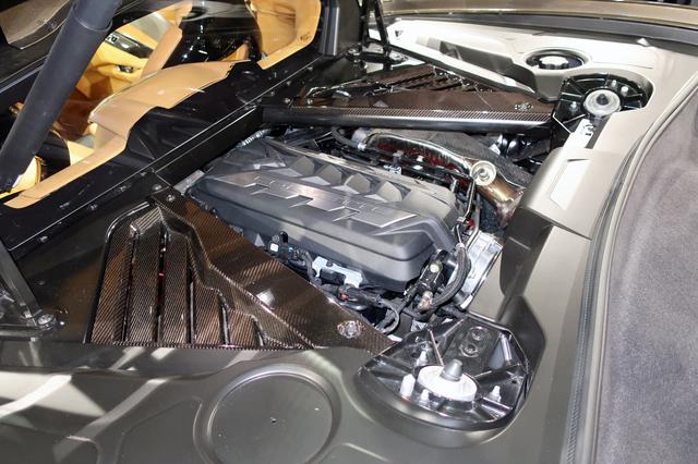 画像: コクピット後ろに縦置きミッドシップ搭載される6.2LのV8 OHVエンジン。