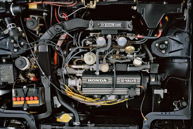 画像: 1.8Lの直4 SOHCは吸気2/排気1の3バルブ方式を採用。ヘッドカバーには「12 VALVE」と刻まれていた。