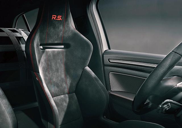 画像: サベルト製のモノコックレーシングシートも標準装備。リアシートレスだから乗車定員は2名。