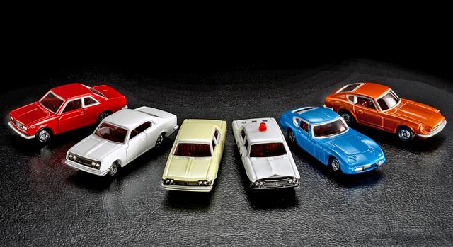 画像: トミカ50周年記念コレクション。左から、ブルーバードSSSクーペ、コロナ マークII ハードトップ、クラウン スーパーデラックス、クラウン パトロールカー、トヨタ2000GT、フェアレディZ432。希望小売価格は、各700円(税抜き)。