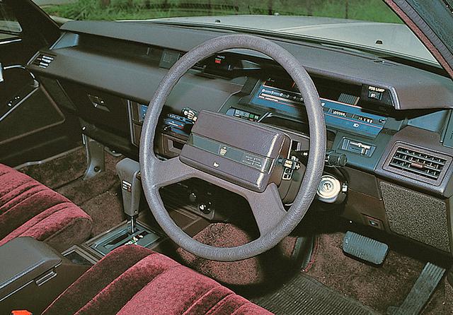 画像: 4ドアハードトップのフロアシフト車は、エレクトリックディスプテイメーターが標準装備された。