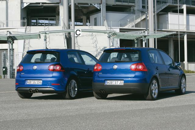 画像: ゴルフR32(左)とゴルフGTI。R32はセンター2本出しマフラーが特徴。
