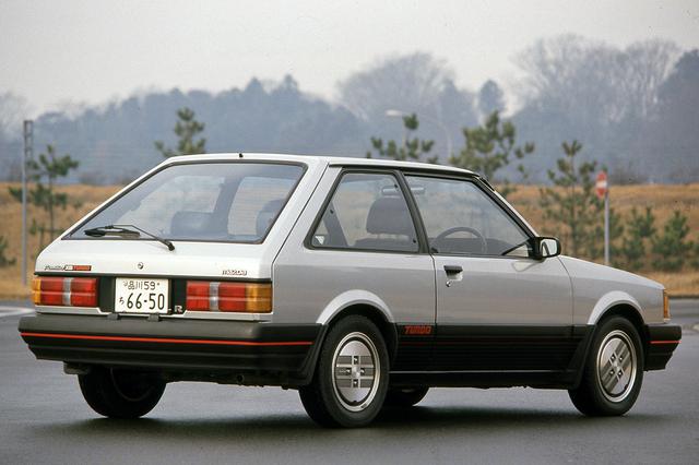 画像: 左リアコンビランプ上に「Familia XG TURBO」のロゴ、そしてナンバープレート右に「R」のエンブレム。
