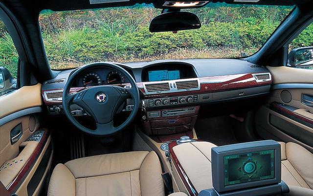 画像: アルピナ B7 L Supercharge。大きな円形メーターは伝統のアルピナブルーに赤い指針。手作業による精緻な室内だ。