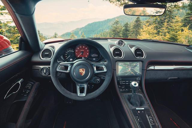 画像: ポルシェ 718ケイマン GTS 4.0のコクピット。タコメーターのレッドゾーンは7800rpmからはじまっている。日本で販売されるモデルは右ハンドル仕様となる。