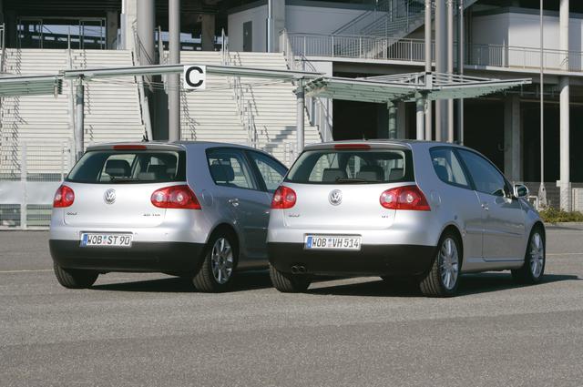 画像: ゴルフ2.0TDI(左)とゴルフGT。TDIはマフラーをあえて見得ないようにしている。