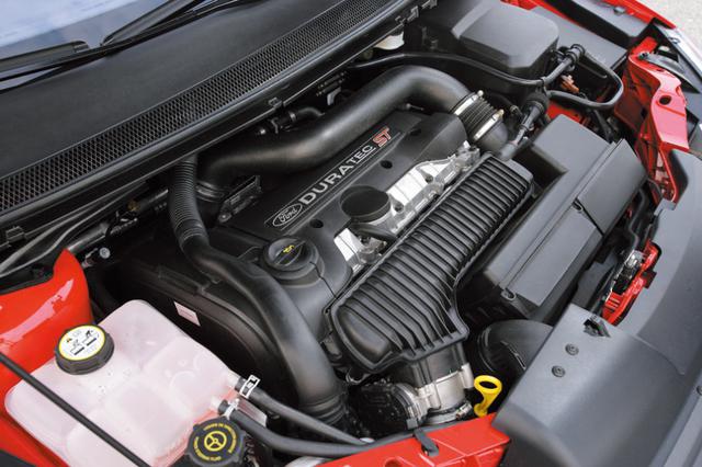 画像: ボルボから供給を受ける2.5L直5DOHCターボエンジン。Cセグメントにはオーバースペックにも思われるが、ハイパワーでレスポンスもいい。