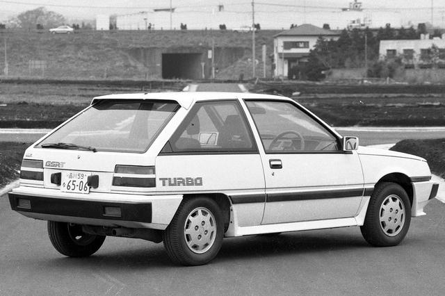 画像: リアコンビランプ下まで回りこんだサイドモールもユニーク。TURBOやGSR-Tのデカールも誇らしげだ。