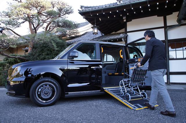 画像: 車両の床面には長さ1280mmのスライド式スロープが設置されている。
