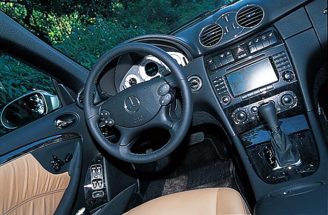 画像: 2005年、マイナーチェンジを受けたメルセデス・ベンツCLK。すべてのモデルが内装の充実しているアバンギャルド仕様になった。