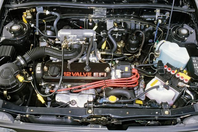 画像: SOHCながら吸気2/排気1の3バルブを採用。ヘッドカバーには「12VALVE EFI」と刻まれている。
