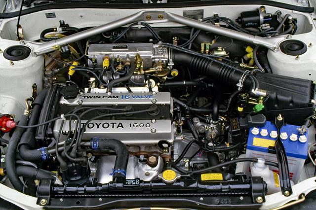 画像: AE86などに搭載される4A-G型を横置きして前輪を駆動する。エンジンルーム内にはパフォーマンスロッドも備える。