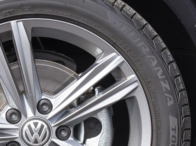 画像: タイヤサイズ「225/45R17 91W」。タイヤ幅225mm、扁平率45%のラジアルタイヤで、17インチホイール用。615kgまでの負荷能力を持ち、270km/hまで走行可能であることを示す。