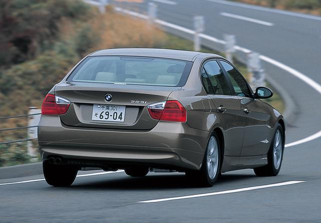 画像: 2005年10月12日に日本で予約が開始され、11月に納車が始まった323i。直列6気筒エンジン搭載モデルとしてはZ4 2.2iに次いでBMWラインナップの中で廉価となる。