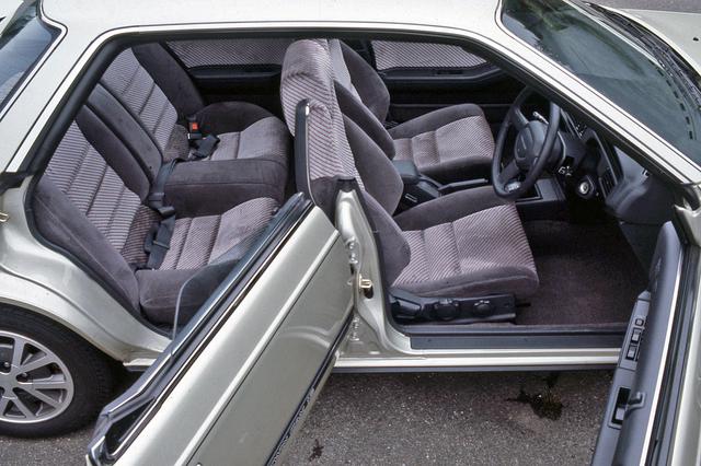 画像: トヨタ初のセンターピラーレス4ドアHTを採用。後席はおとな3名では少し狭い。