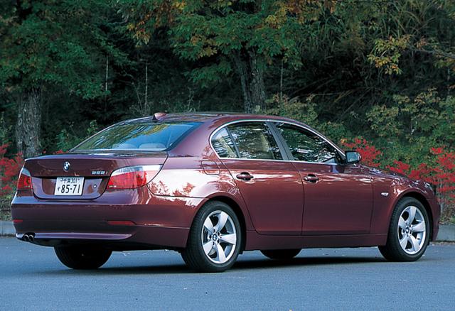 画像: 2.5 直6ユニットを搭載する525i。525iの試乗車は、ヘッドアップディスプレイパッケージ+オプションの電動ガラスサンルール、アダプティブ・ヘッドライトを装着