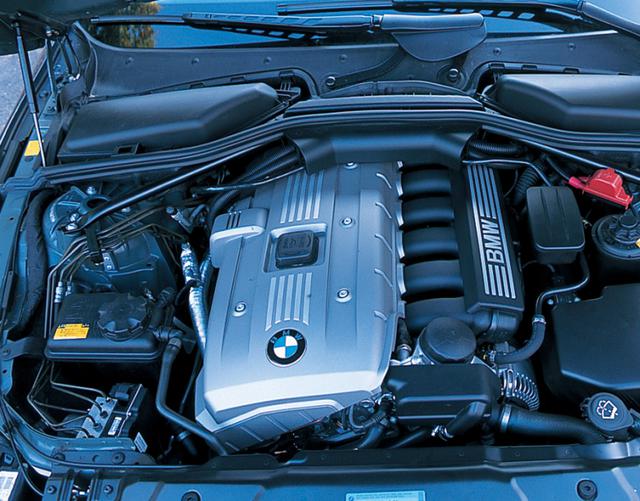 画像: 530iツーリングに搭載される3L 直6ユニットは258ps/300Nmを発揮。