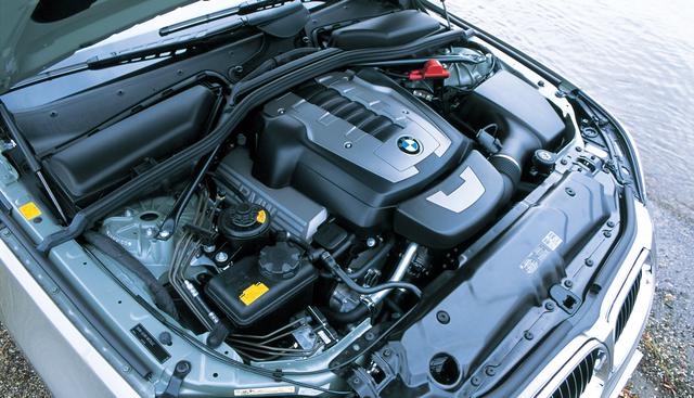 画像: V型8気筒エンジンは、540iのN62B40A型3999cc(写真)と、550iのN62B48B型4798ccの2本立てとなった。