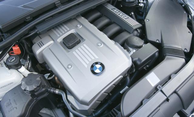 画像: 330xiの2996cc直列6気筒ガソリンエンジンは、BMWを象徴する主力パワーユニットと言える存在。回転が上がるほどにスムーズに回る感触は出色。マグネシウム・アルミ合金を使った軽量設計が話題となった。