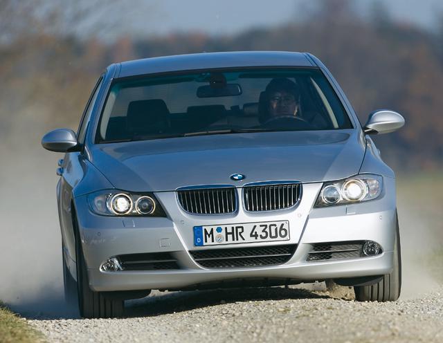 画像: 2005年11月に日本でも導入が発表された330xi。電子制御多板クラッチを使った4WDシステムxDriveは、3シリーズへの採用にあわせてチューニングされている。
