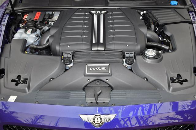 画像: VWグループ独自のW12ツインターボと8速DCTを組み合わせ、フルタイムで4輪を駆動する。