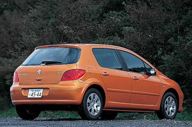 画像: 2005年10月のマイナーチェンジで登場したプジョー307フェリーヌ。試乗車は、307フェリーヌに新しくに追加されたボディカラー「サラマンカ・オレンジ」だった。