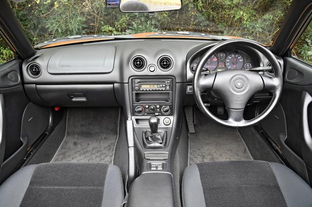 画像: マツダのスポーツ系モデル伝統のT型インストルメントパネルを採用。ダッシュボード、センターコンソール、ドアトリム、メーターなどすべて新デザインに変更された。