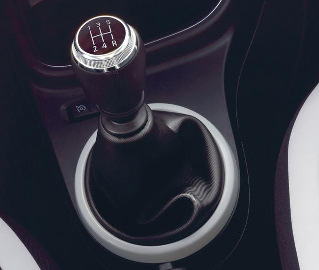 画像: トゥインゴSに設定された5速マニュアルトランスミッション。パワフルなエンジンを搭載しているわけではないが、5速MTを駆使しての走りは活発、いかにもフランスの小型車らしい。