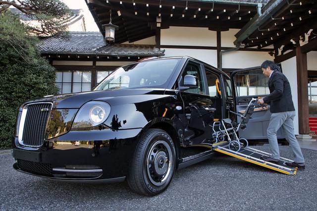画像: 車両床面に設置されるスライド式スロープにより、車いすの乗客の乗降性を高めている。