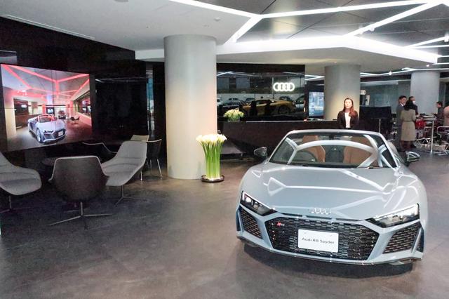画像: ショールーム内には普段は3台の車両が展示される予定だ。