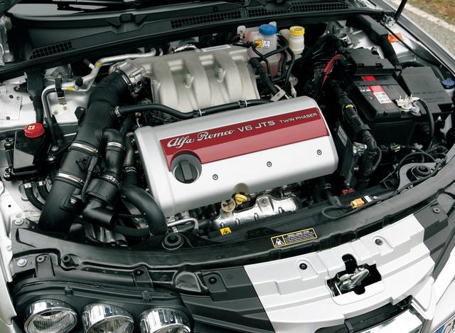 画像: 3.2V6エンジン。パワーもトルクも旧アルファV6を凌駕するユニット。GMエンジンをベースにしながら、アルファ流ヘッドチューンが生み出す新たなパワーの世界。