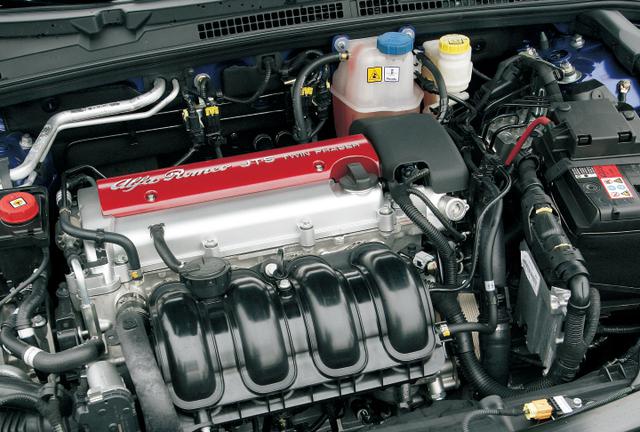 画像: 2.2JTSエンジン。直噴のJTS化が今後主流となるのか。ロングストロークゆえトルクフルながら、回すほどに昂ぶる性格はアルファならではの味をしっかり受け継ぐ。