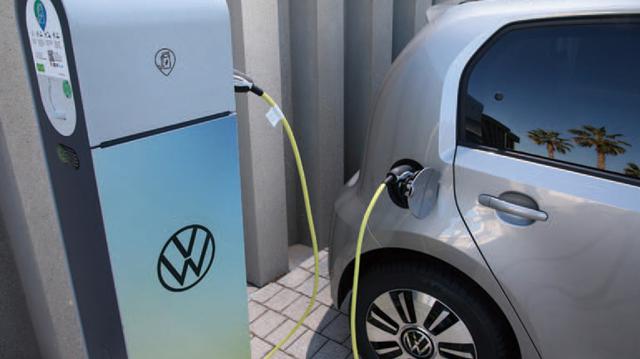 画像: 充電は交流7.2kWのウォールボックス(家庭用充電ステーション)を使って4時間、オプションの40kW直流充電では1時間で80%に達する。