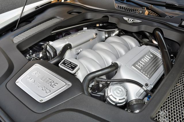 画像: 60年の伝統を誇るV8 OHVにツインターボを装着し、537psと1100Nmのハイパフォーマンスを発生する。
