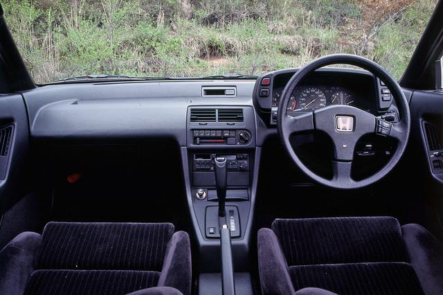 画像: 当時のホンダ車に共通のシンプルで機能的なインパネ。ミッションはATも設定された。