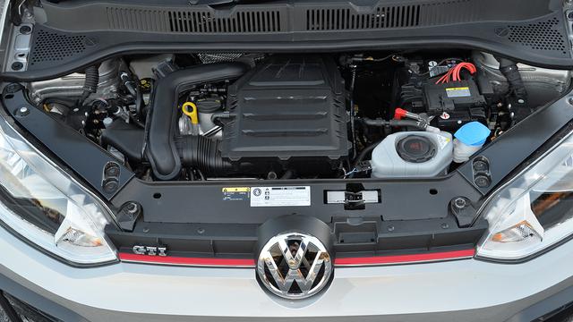 画像: 最新Tクロスにも搭載されるDKR型エンジン。車重が270kg軽く、6速MTのアップ!は楽しさで上回る。