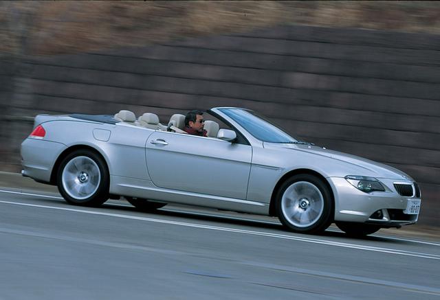 画像: 2003年10月に日本デビューを飾った645iカブリオレは、当初、V8 4.4L(333ps)エンジンを搭載していたが、し2005年10月に新型のV8 4.8Lに変更され、最高出力も+34psの367psまでアップ。モデル名も650iカブリオレとなった。