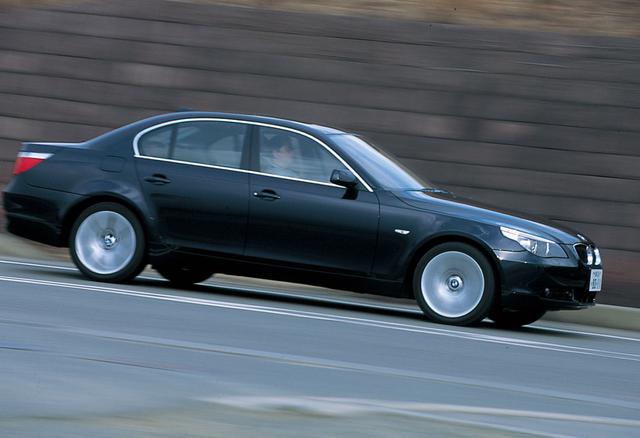 画像: 550i。2003年8月に登場した5シリーズにラインアップされていたV8エンジン搭載モデルは、545i(4.4L/333ps)のみだった。しかし2005年11月に、新型のV8を搭載した4Lの540iと4.8Lの550iという2本立てとなった。