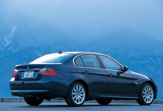 画像: 330xi。リアに付けられたエンブレムがなければ、運転をしてもフルタイム4WD車であることに気が付くことはとても困難だろう。それほど乗り味は後輪駆動車に近い。